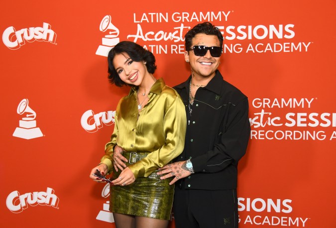 Ángela Aguilar y Christian Nodal posaron por primera vez como pareja en la Sesión Acústica de los Latin Grammy.