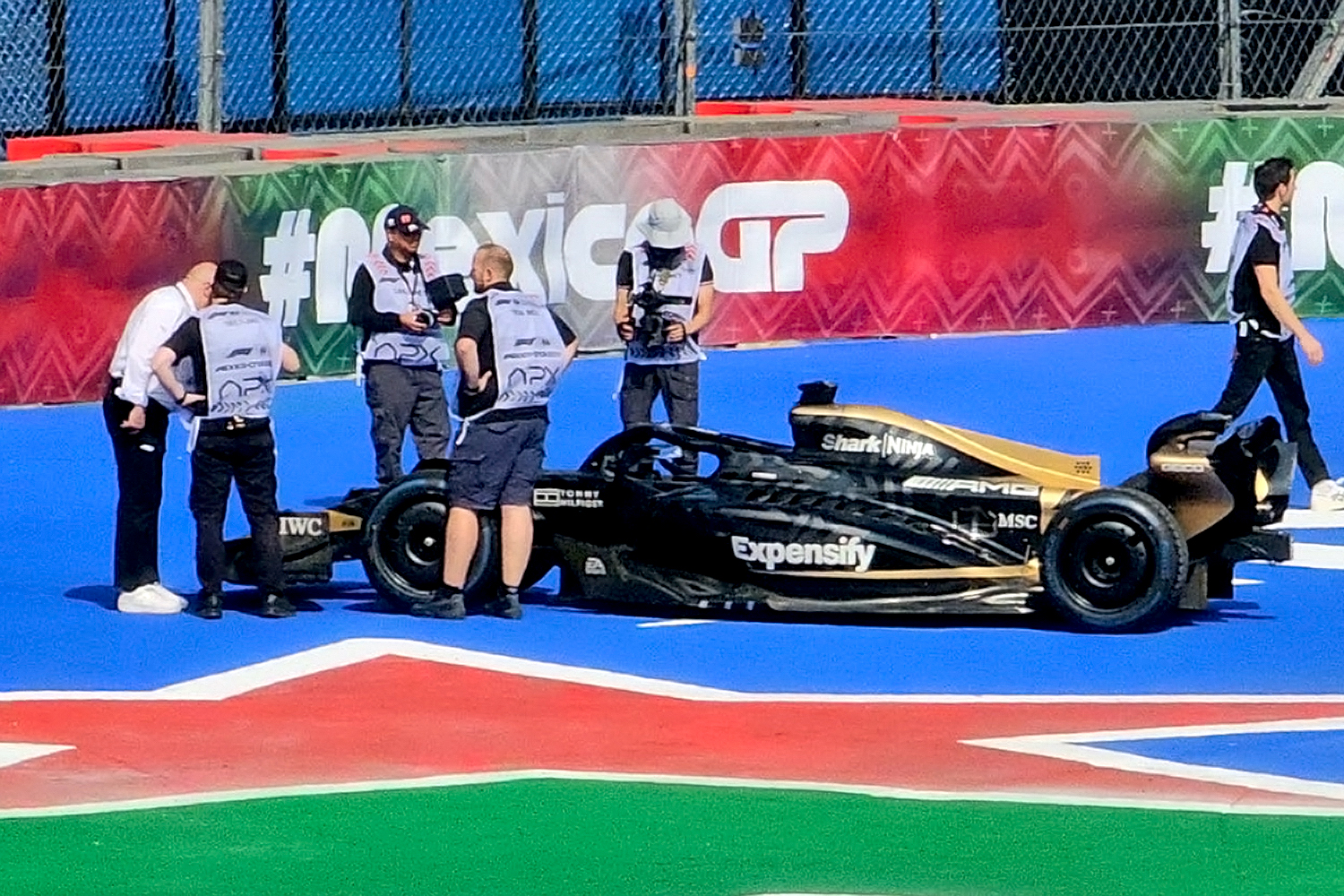 Brad Pitt estaba grabando su nueva película 'F1' con el público mexicano del Autódromo Hermanos Rodríguez como escenario.