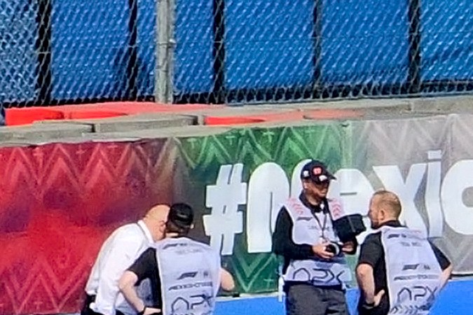 Brad Pitt estaba grabando su nueva película 'F1' con el público mexicano del Autódromo Hermanos Rodríguez como escenario.