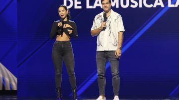 Carmen Villalobos y Danilo Carrera serán los conductores de los premios Billboard a la Música Latina.