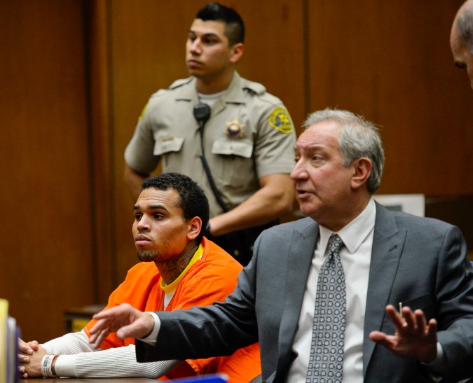 Chris Brown cumplió una condena de 180 días de trabajos comunitarios y cinco años de libertad condicional.