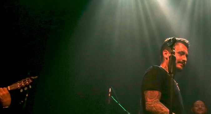 Christian Nodal fue dado de alta médica y suspendió sus show.