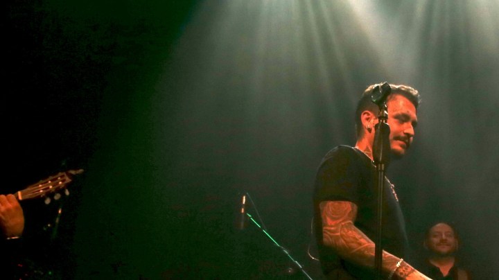Christian Nodal fue dado de alta médica y suspendió sus show.