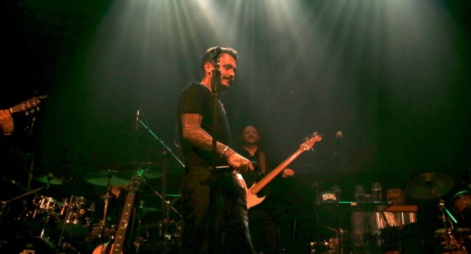 Christian Nodal fue dado de alta médica y suspendió sus show.