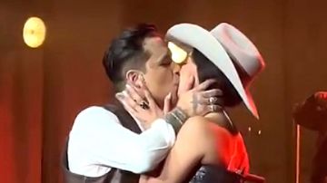 Christian Nodal y Ángela Aguilar posan juntos en la alfombra roja de la sesión acústica de los Latin Grammy.