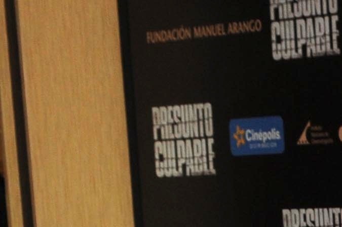 Elán junto a su banda musical en febrero de 2011.