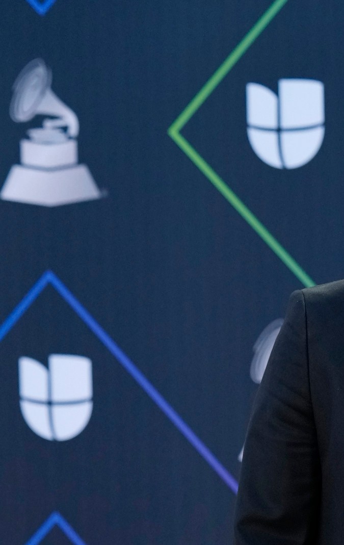 Gussy Lau fue novio de Ángela Aguilar.