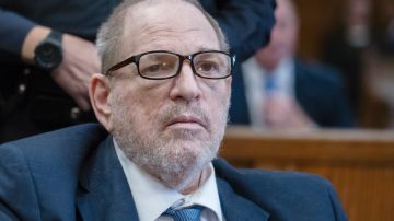 Harvey Weinstein enfrenta una condena de 16 años por violación y acoso sexual.