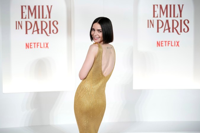 Lily Collins es la protagonista de 'Emily en París'.