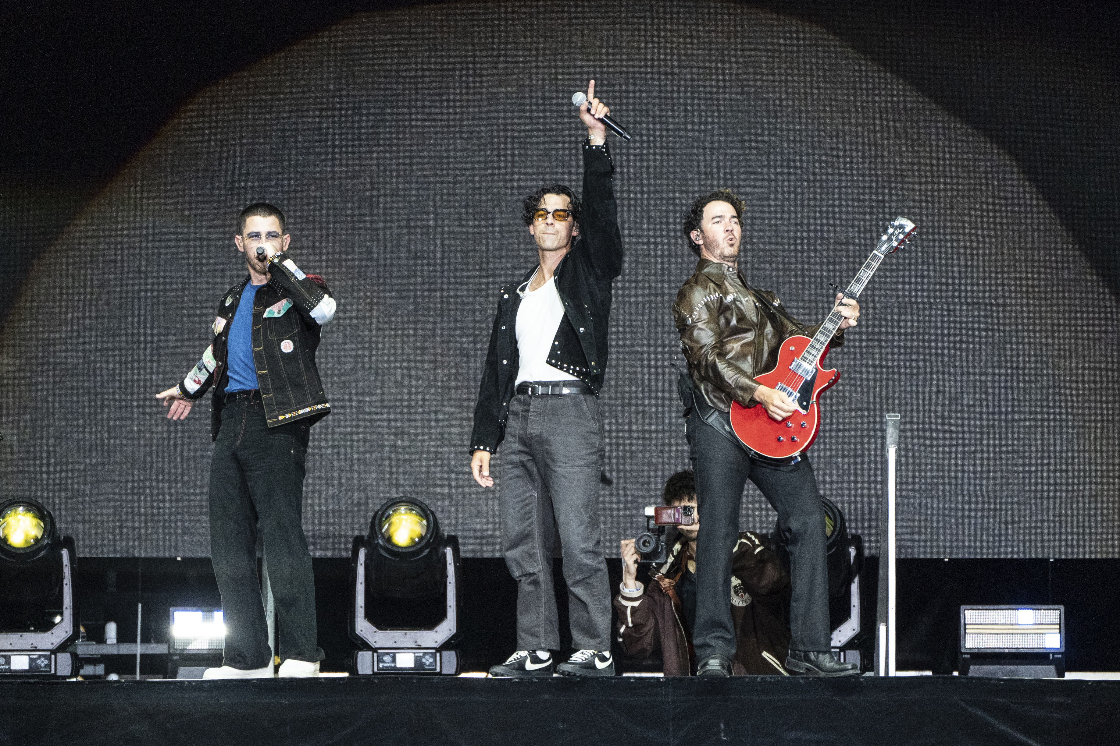 Los Jonas Brother en medio de su presentación musical en el Festival d'été de Quebec.