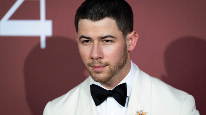 Nick Jonas pasa gran susto en uno de sus conciertos.
