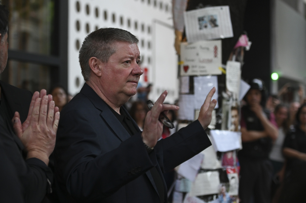 Geoff Payne, el padre del excantante de One Direction, Liam Payne, saludó a sus fanáticos mientras visita un monumento afuera del Hotel Casa Sur.