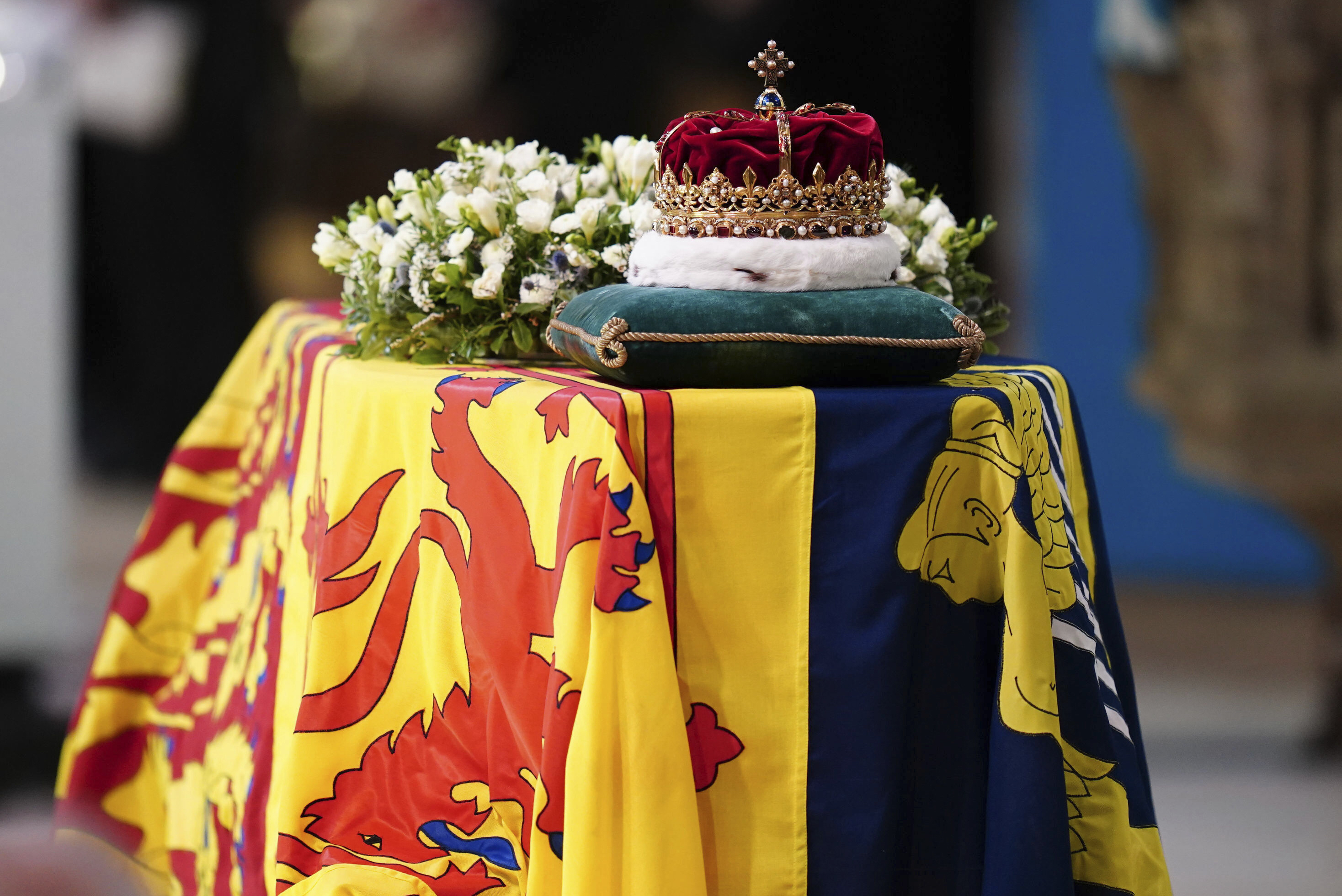 La Corona de Escocia sobre el ataúd de la reina Isabel II durante un servicio de oración y reflexión por su vida en la catedral de St Giles, Edimburgo, el lunes 12 de septiembre de 2022.