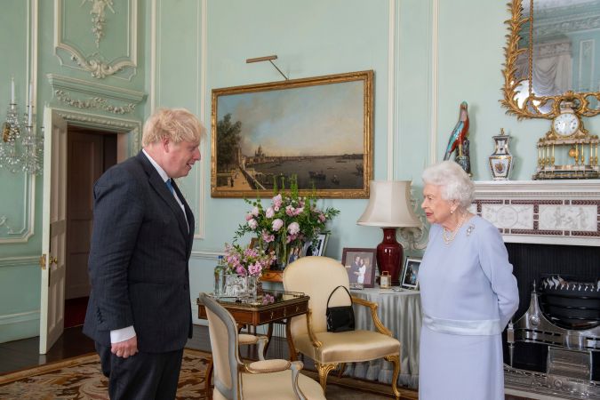 La reina Isabel II de Inglaterra saludando al entonces primer ministro, Boris Johnson, en una audiencia en el Palacio de Buckingham, Londres, el 23 de junio de 2021.