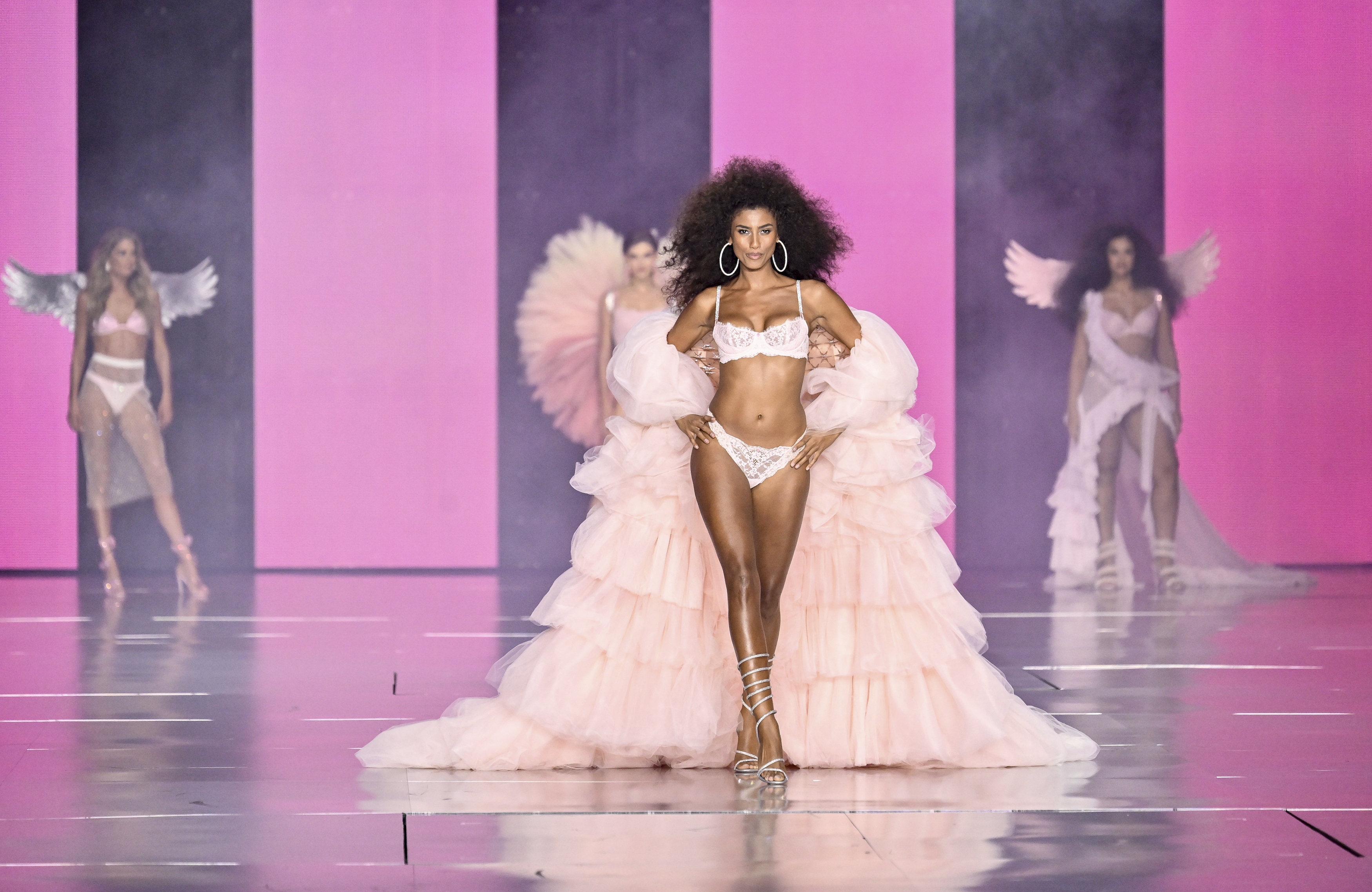 La modelo Doutzen Kroes esperando al fondo a la derecha para hacer su pasarela en el Victoria's Secret Fashion Show.