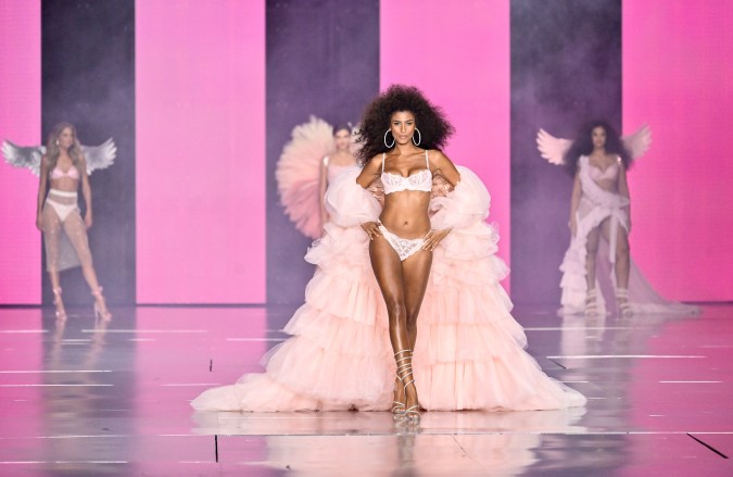 La modelo Doutzen Kroes esperando al fondo a la derecha para hacer su pasarela en el Victoria's Secret Fashion Show.