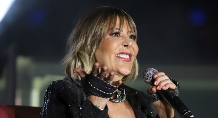 Alejandra Guzmán sufre caída al intentar huir de la prensa.