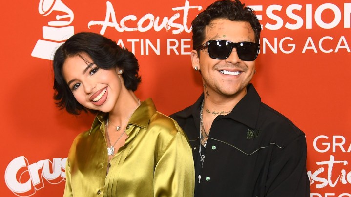 Ángela Aguilar y Christian Nodal hacen su debut como esposo en una alfombra roja.