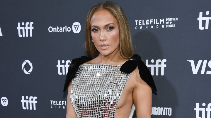 Jennifer López preocupa por su rostro desgastado.
