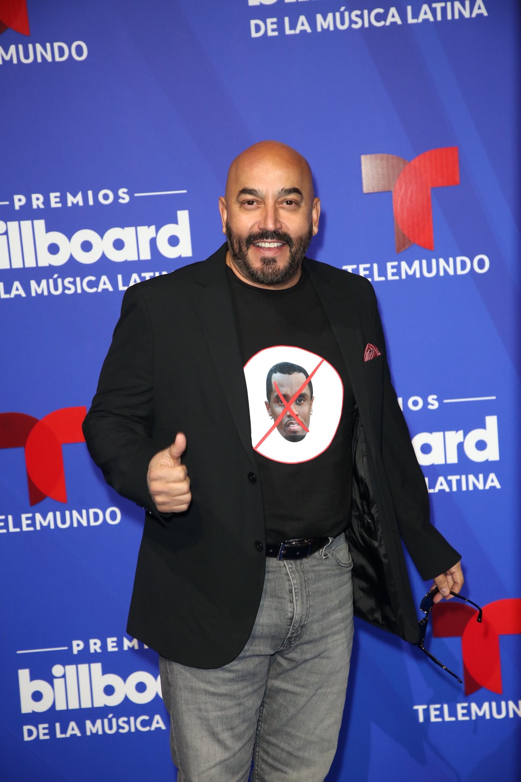 Lupillo Rivera con camisa en contra de Sean 'Diddy' Combs.