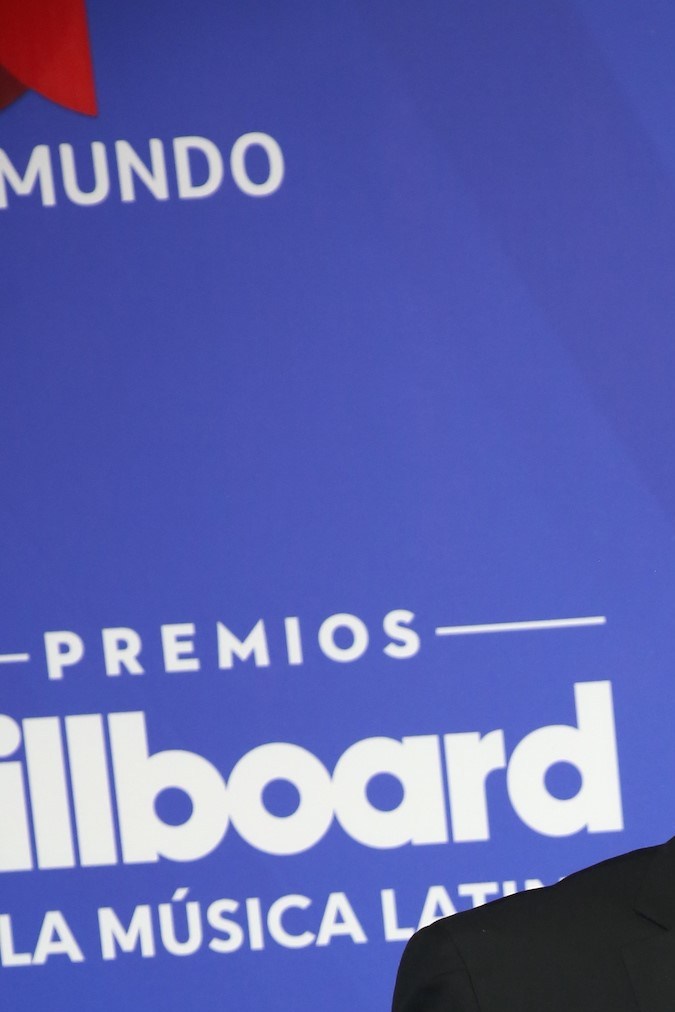 Lupillo Rivera con camisa en contra de Sean 'Diddy' Combs.