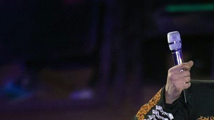 Hija mayor de Pepe Aguilar, se compromete con su novio.