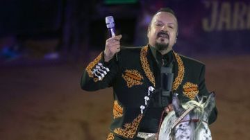 Hija mayor de Pepe Aguilar, se compromete con su novio.