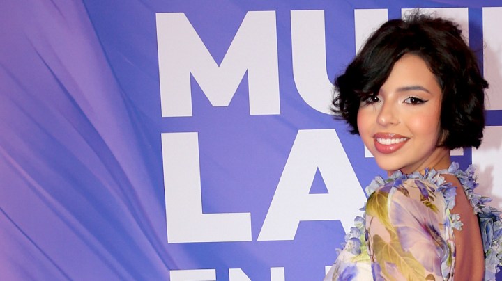 Glamour explicó por qué premió a Ángela Aguilar como la 'Mujer del Año'.