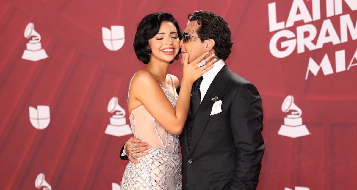 Ángela Aguilar y Christian Nodal derrocharon amor en la red carpet de los Latin Grammy.