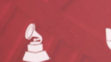 Ángela Aguilar y Christian Nodal derrocharon amor en la red carpet de los Latin Grammy.