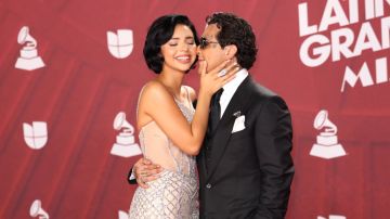 Ángela Aguilar y Christian Nodal derrocharon amor en la red carpet de los Latin Grammy.