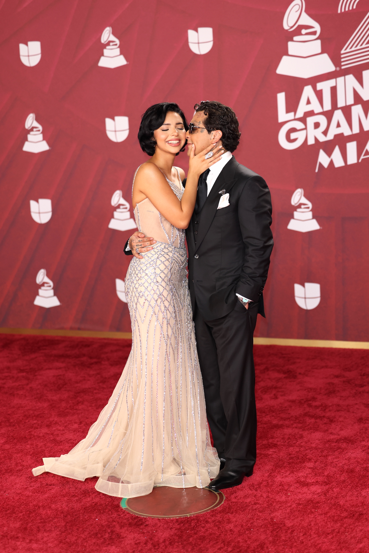 Ángela Aguilar y Christian Nodal posaron por primera vez como pareja en Los Latin Grammy 2024.