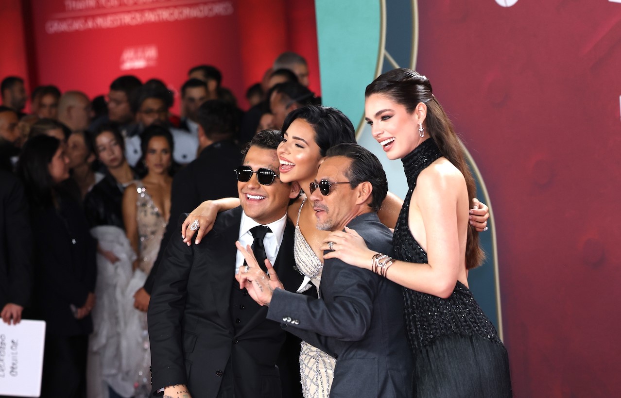 Ángela Aguilar y Nodal posan en la alfombra roja junto a Marc Anthony y Nadia Ferreira.