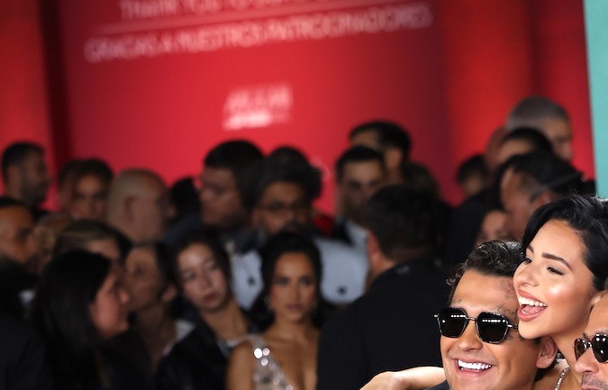 Ángela Aguilar y Nodal posan en la alfombra roja junto a Marc Anthony y Nadia Ferreira.