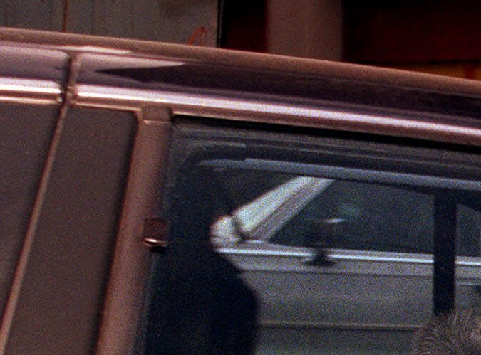 Jennifer López, escondida en una chaqueta de invierno, sale del recinto policial Midtown North de Nueva York bajo custodia policial para dirigirse a Midtown South el 27 de diciembre de 1999, junto a Sean ‘Diddy’ Combs; ambos fueron interrogados en relación con la posesión ilegal de un arma.