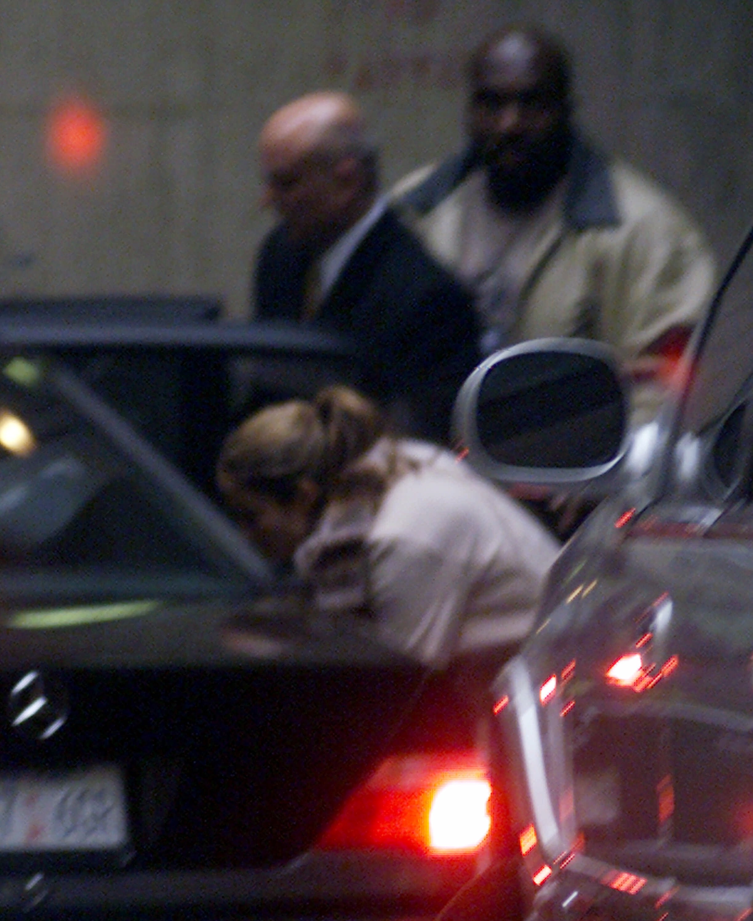 Jennifer López se sube a un coche para salir de la comisaría de policía de Midtown South en Nueva York, donde había sido detenida junto con Sean ‘Diddy’ Combs por posesión de un arma el 27 de diciembre de 1999.