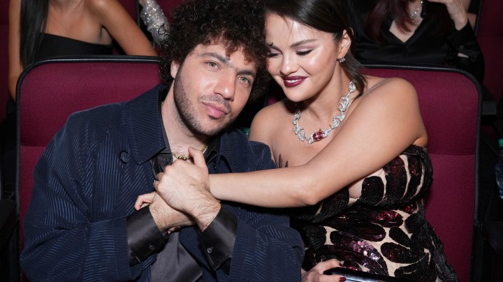 Benny Blanco y Selena Gómez están saliendo desde 2023.