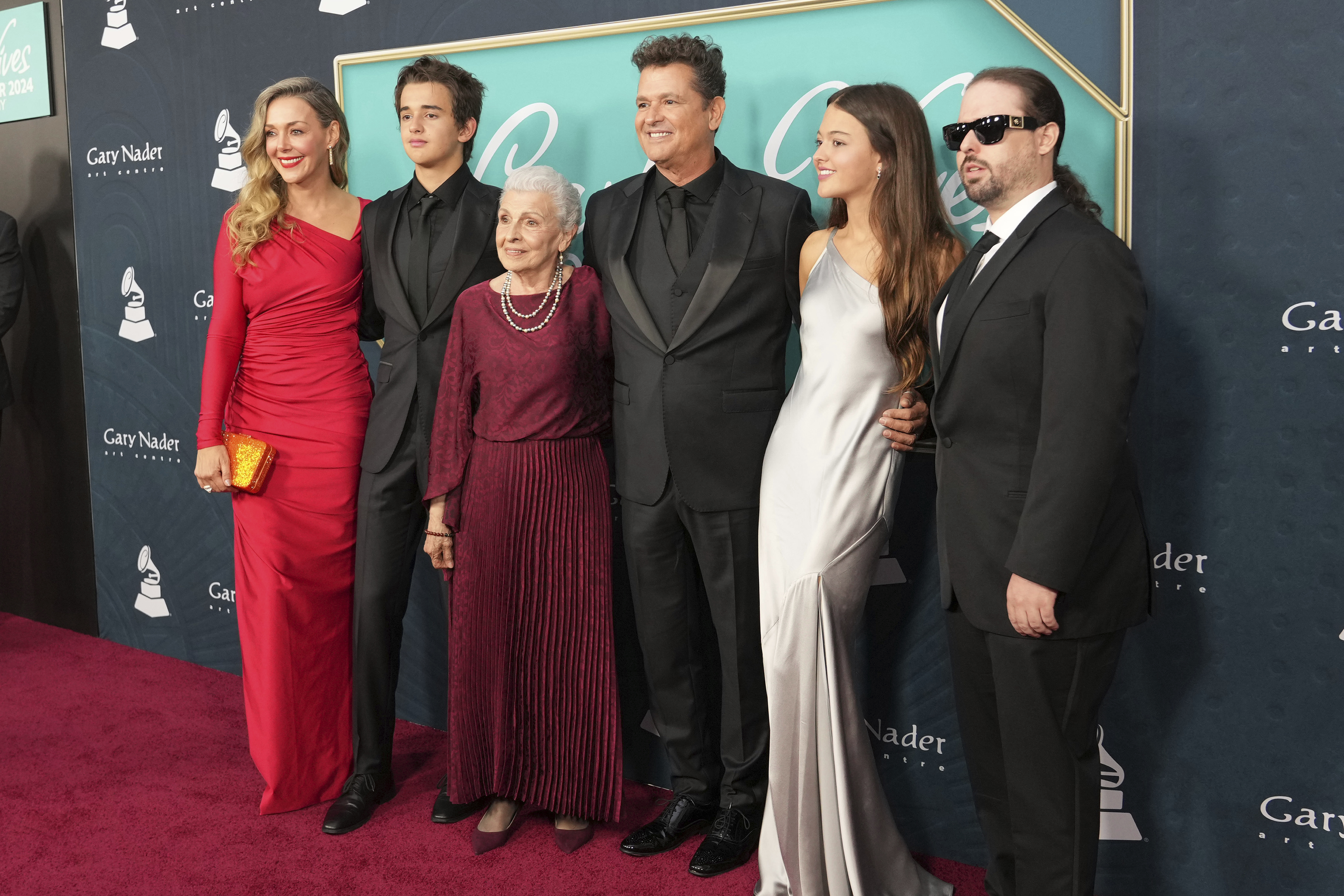 Carlos Vives y su familia en la celebración de Persona del Año de los Latin Grammy.