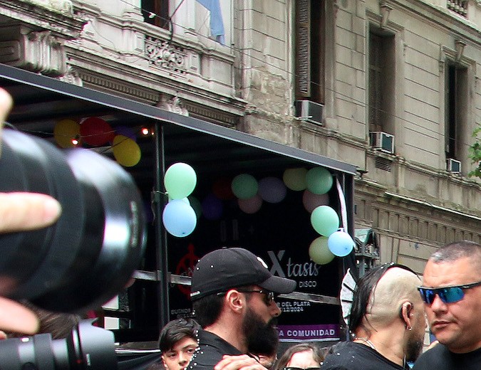 Cazzu lució un atuendo de Jean Paul Gaultier.