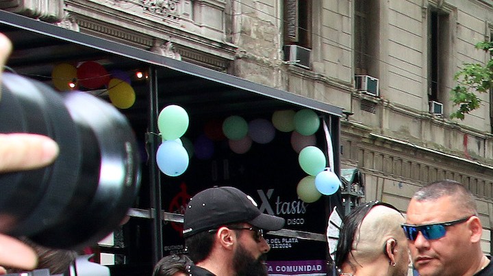Cazzu lució un atuendo de Jean Paul Gaultier.