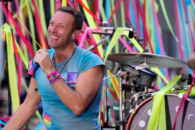 Chris Martin cayó del escenario durante presentación musical.