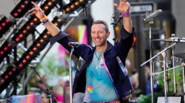 Chris Martin sufrió caída durante concierto de su actual gira.