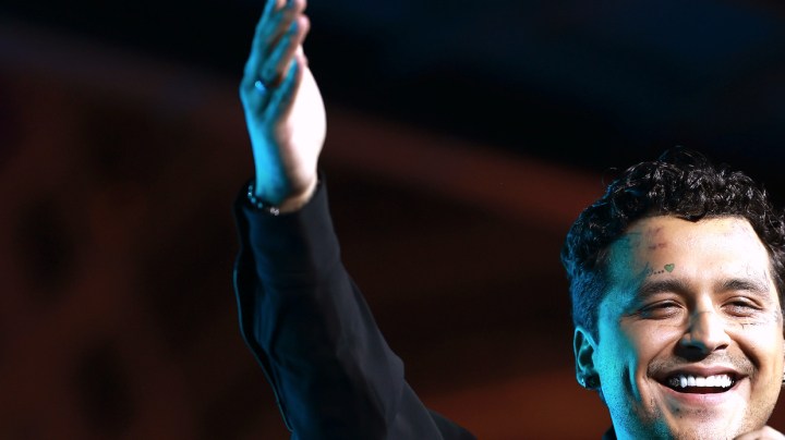 Christian Nodal niega que Ángela le comentó una foto que tenía con Cazzu.