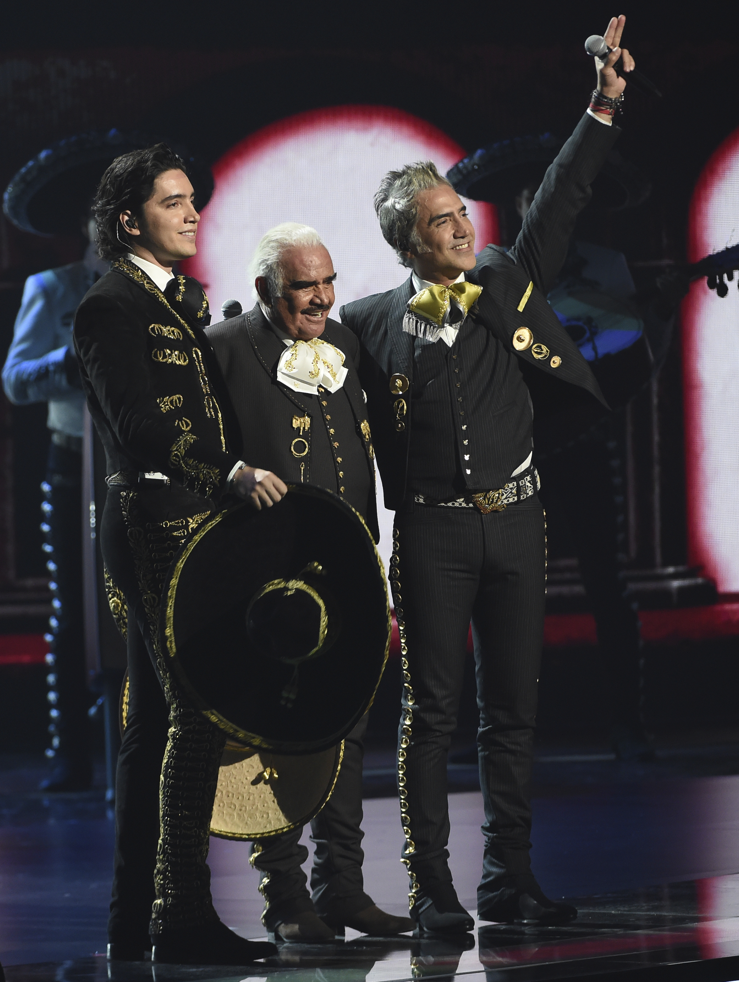 Vicente, Alejandro y Alex Fernández, tres generaciones sobre el escenario de los Latin Grammy 2019