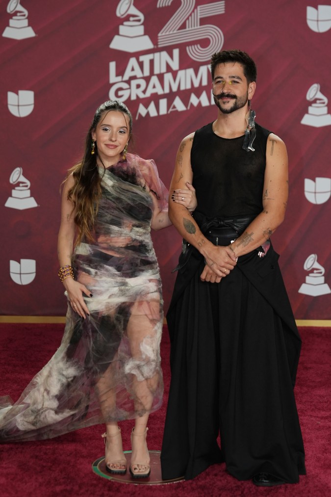 Camilo y Evaluna en la alfombra roja de los Latin Grammy 2024.