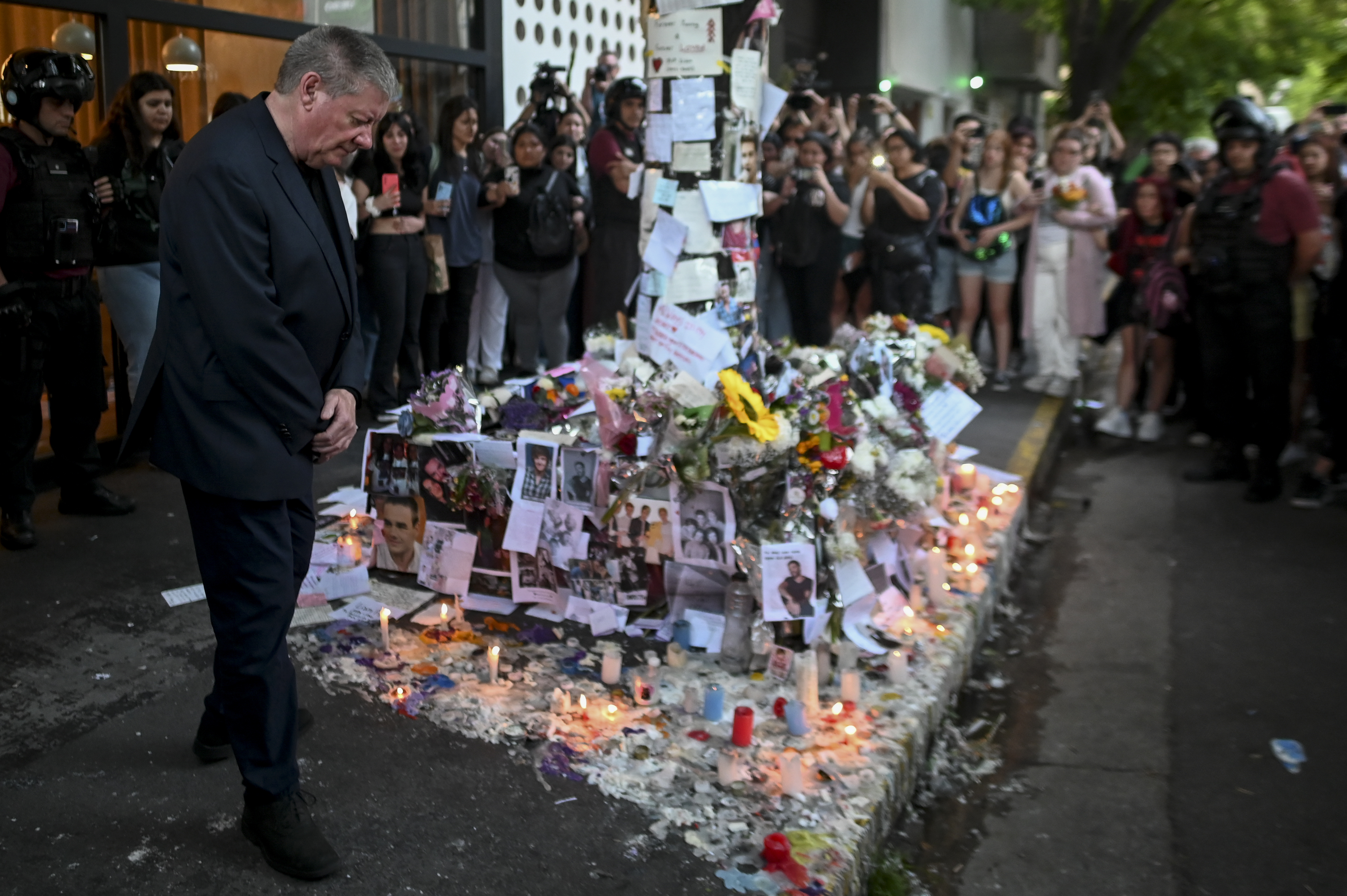 Geoff Payne, padre de Liam Payne, visita el tributo que los fans realizaron en el exterior del Hotel Casa Sur, donde el cantante falleció.