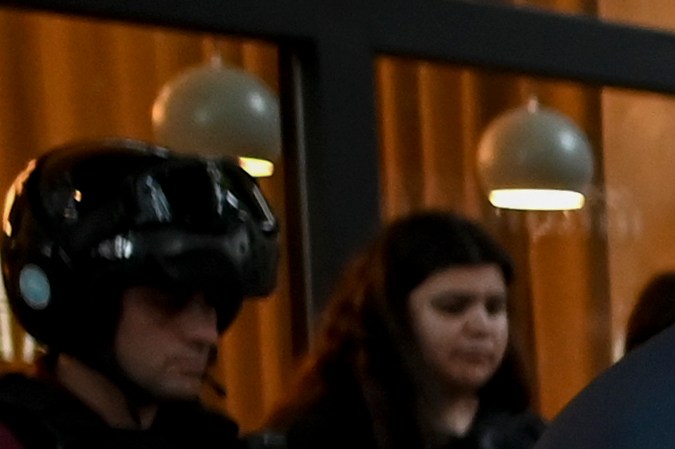 Geoff Payne, padre de Liam Payne, visita el tributo que los fans realizaron en el exterior del Hotel Casa Sur, donde el cantante falleció.