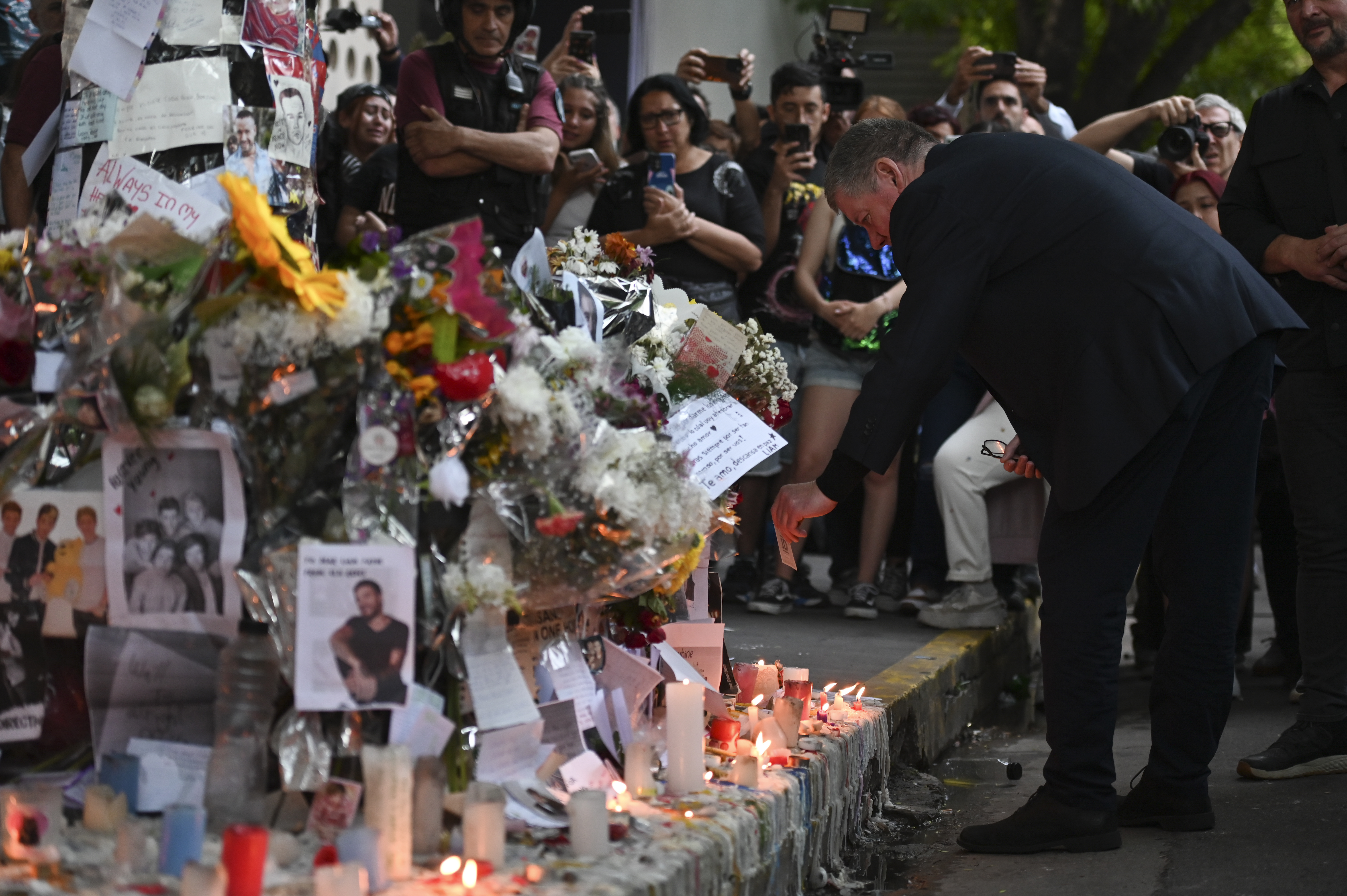 Geoff Payne, padre de Liam Payne, visita el tributo que los fans realizaron en el exterior del Hotel Casa Sur, donde el cantante falleció.