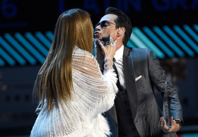 El icónico beso de Jennifer López y Marc Anthony tras su separación.