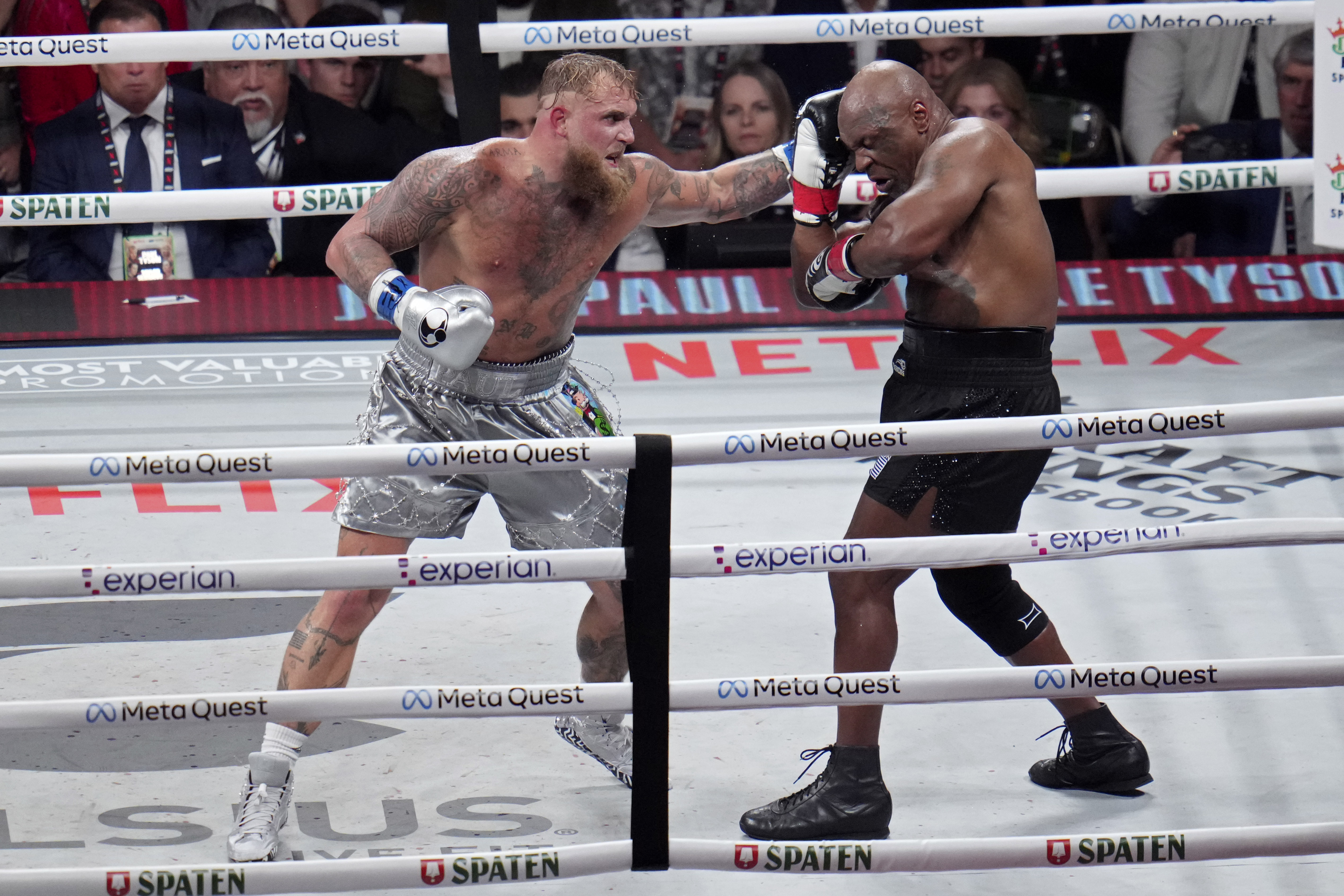 Jake Paul y Mike Tyson durante su pelea de boxeo de peso pesado el pasado viernes 15 de noviembre en Arlington, Texas.